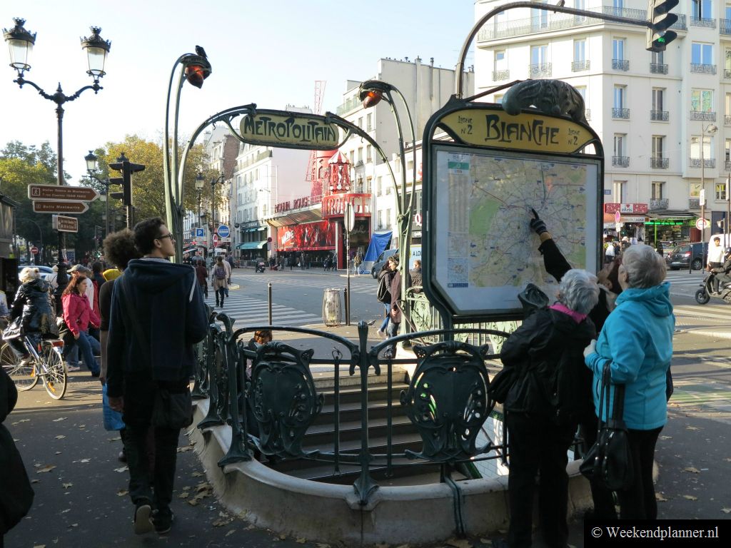 Het Metrostation Blanche ligt tegenover de Moulin Rouche onder Boulevard de Clichy. Je bereikt dit metrostation via metrolijn 2.